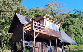Cabana com banheira na colina